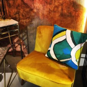 Dieses handgemachte Kissen vereint die warme Energie der Sonne mit der stillen Tiefe des Himmels. Die Kombination aus zartem Gelb und weichem Blau bringt frische, positive Stimmung in jeden Raum – ideal für dein Wohnzimmer, Schlafzimmer oder deine Leseecke. Gefertigt aus hochwertigen Naturstoffen wie Leinen oder Baumwolle, mit viel Liebe und handwerklicher Präzision. Ein Stück Handarbeit, das deinem Zuhause nicht nur Farbe, sondern auch Ruhe und Geborgenheit schenkt. 🌼 Natürlich. Nachhaltig. Mit Liebe genäht – jedes Kissen ein Unikat von Elly Living. SEO Keywords: handgemachtes Kissen, Gelb Blau Kissen, Boho Dekokissen, Leinenkissen, farbenfrohe Wohnaccessoires, Elly Living