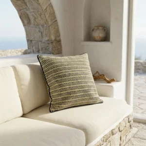 Alt-Text Handgemachter Kissenbezug Liora Schwarz Creme Senfgelb von Elly Living mit feinem Muster und schwarzem Rand auf hellem Sofa