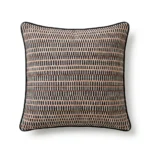 Handgemachter Kissenbezug Elara Schwarz Creme Rosé von Elly Living mit grafischem Muster und schwarzem Rand auf hellem Sofa
