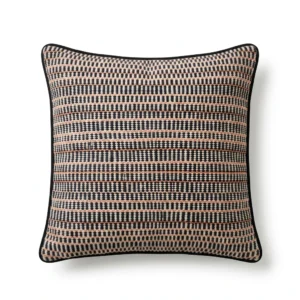 Handgemachter Kissenbezug Elara Schwarz Creme Rosé von Elly Living mit grafischem Muster und schwarzem Rand auf hellem Sofa