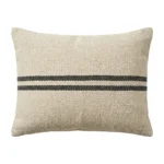 Handgemachter Duo Kissenbezug Beige Schwarz von Elly Living mit zwei schwarzen Streifen auf weißem Hintergrund