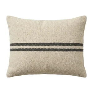 Handgemachter Duo Kissenbezug Beige Schwarz von Elly Living mit zwei schwarzen Streifen auf weißem Hintergrund