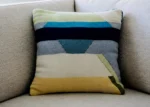 Bodrum Coast – handgewebter Kissenbezug in Türkis Blau & Creme aus Wolle verkauft durch Elly Living mit modernem Streifenmuster