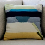 Bodrum Coast – handgewebter Kissenbezug in Türkis Blau & Creme aus Wolle verkauft durch Elly Living mit modernem Streifenmuster