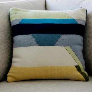 Handgemachter Kissenbezug Maris Türkis Blau Creme aus Wolle von Elly Living mit modernem Streifenmuster