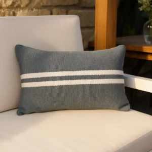 Handgemachter Mare Kissenbezug Grau Creme von Elly Living mit zwei hellen Streifen auf heller Lounge