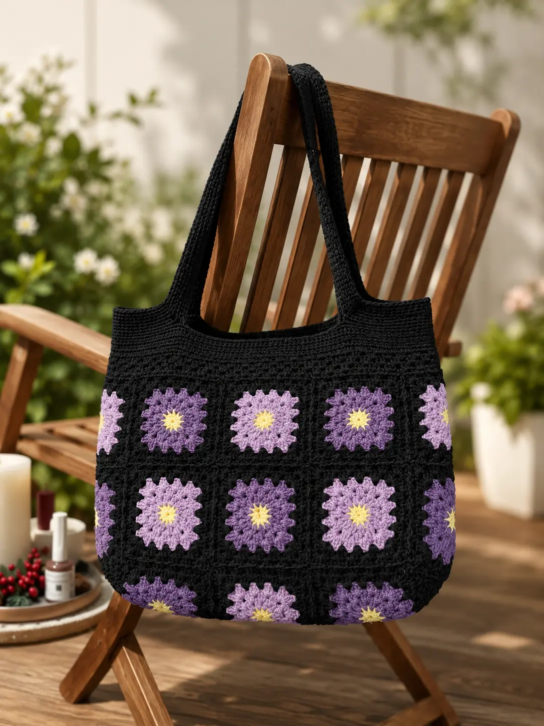 verda salbeigrün orange creme – handgemachte häkeltasche Handgemachte Häkeltasche Viola Schwarz Lila Gelb von Elly Living mit Granny-Square-Muster auf Holzstuhl