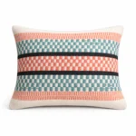 Handgemachter Kissenbezug Naya Blau Orange Creme von Elly Living mit Wollanteil und modernem Muster auf Rattanstuhl