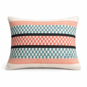 Handgemachter Kissenbezug Naya Blau Orange Creme von Elly Living mit Wollanteil und modernem Muster auf Rattanstuhl