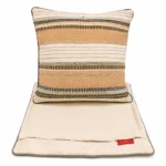 Handgemachter Kissenbezug Alva Beige Grau Schwarz von Elly Living mit schwarzem Rand und strukturierter Oberfläche