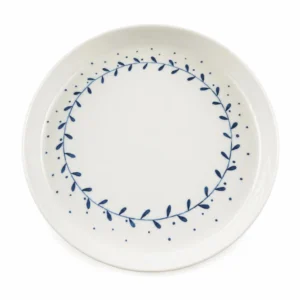 Home Handgefertigter Porzellanteller Selin Weiß Blau von Elly Living mit blauem Kranzmotiv und Punktdetails