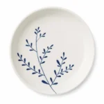 Handgefertigter Porzellanteller Blue Spring in weiß und blau verkauft von Elly Living mit blauem Zweigmotiv
