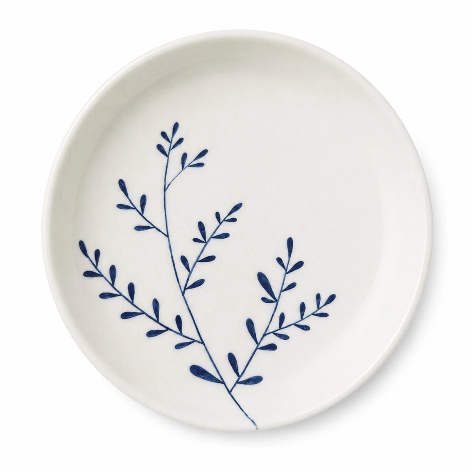 eira weiß blau handgefertigter porzellanteller Handgefertigter Porzellanteller Eira Weiß Blau von Elly Living mit blauem Zweigmotiv