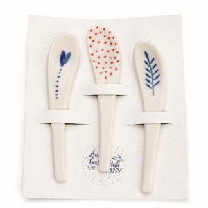 Home Handgefertigtes Porzellanlöffel-Set Tria Weiß Blau Rot von Elly Living mit drei dekorativen Motiven